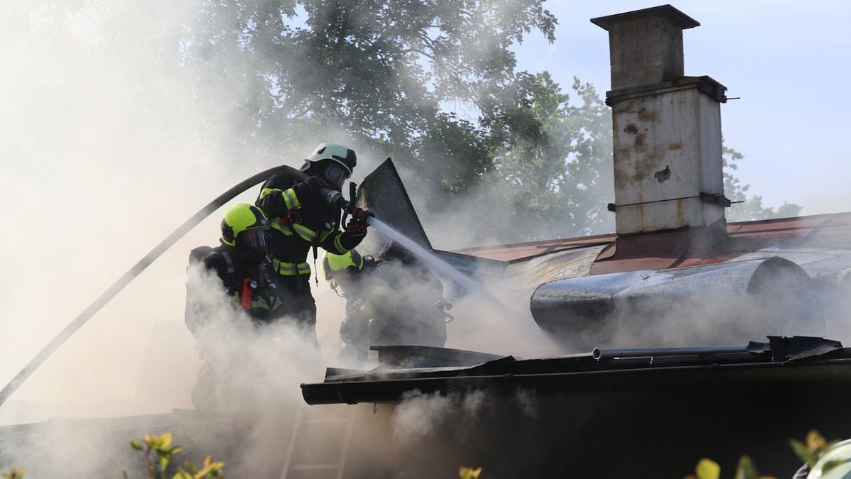 Plameny zcela zničily rekreační chatu v Hradci Králové, škoda za dva miliony